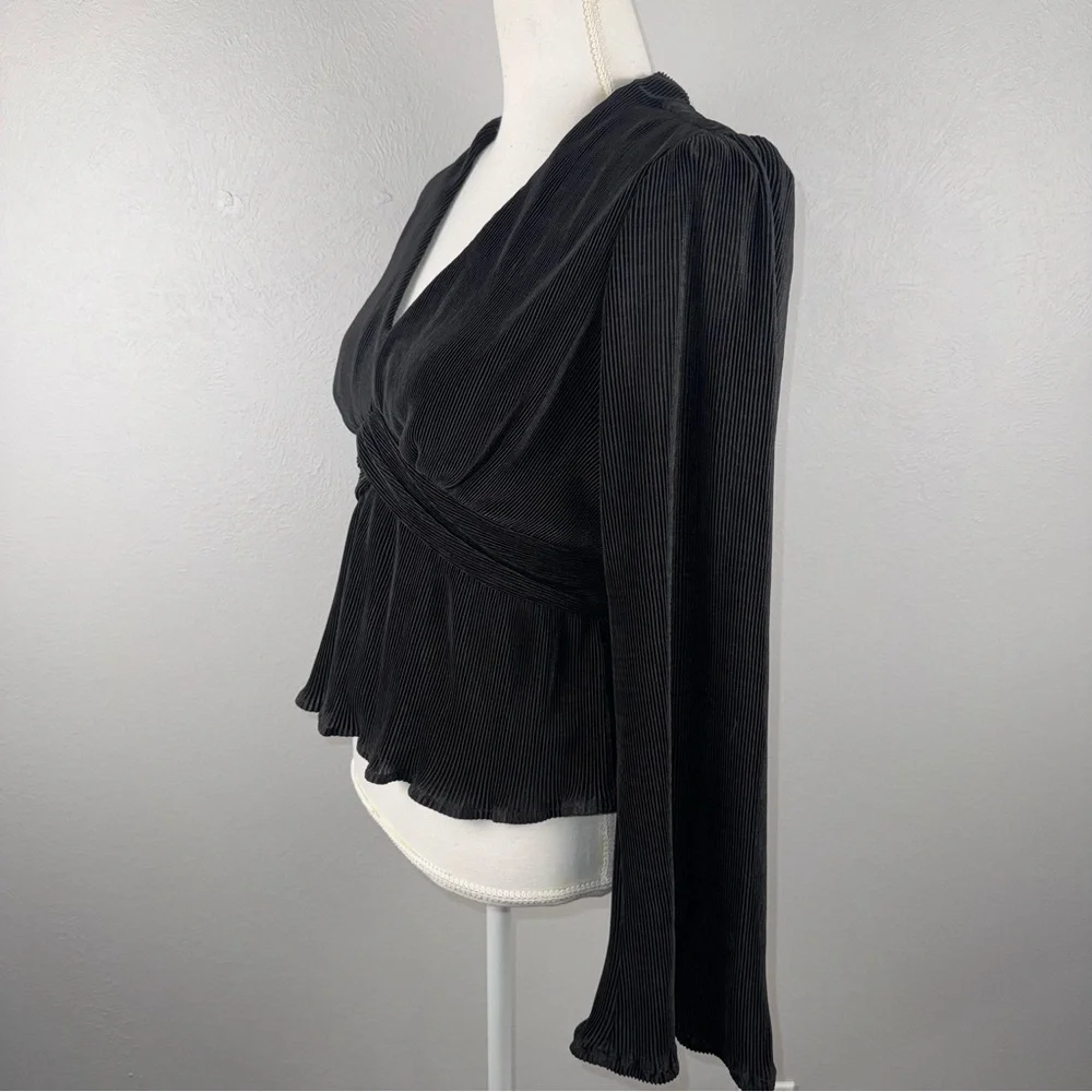 ASTR The Label Medium‎ Black Top Blouse Long Sleeve Pleated Boho Chic Whimsigoth